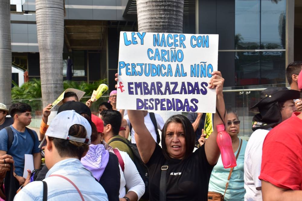 Mujeres despedidas de Fosalud por estar embarazada también participaron en la marcha. / Juan Martínez