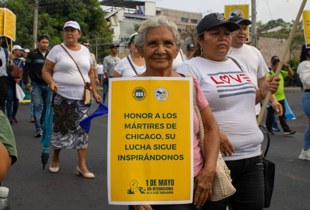 María Andrade, acompaña a su familia desde Suchitoto para participar en la marcha del 1 de mayo. /Alexander Montes