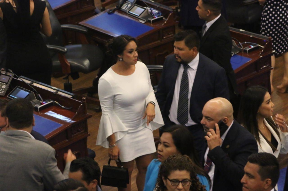 La diputada Lorena Fuentes lució un vestido blanco con mangas de vuelos que resultó un tanto informal para la ocasión.