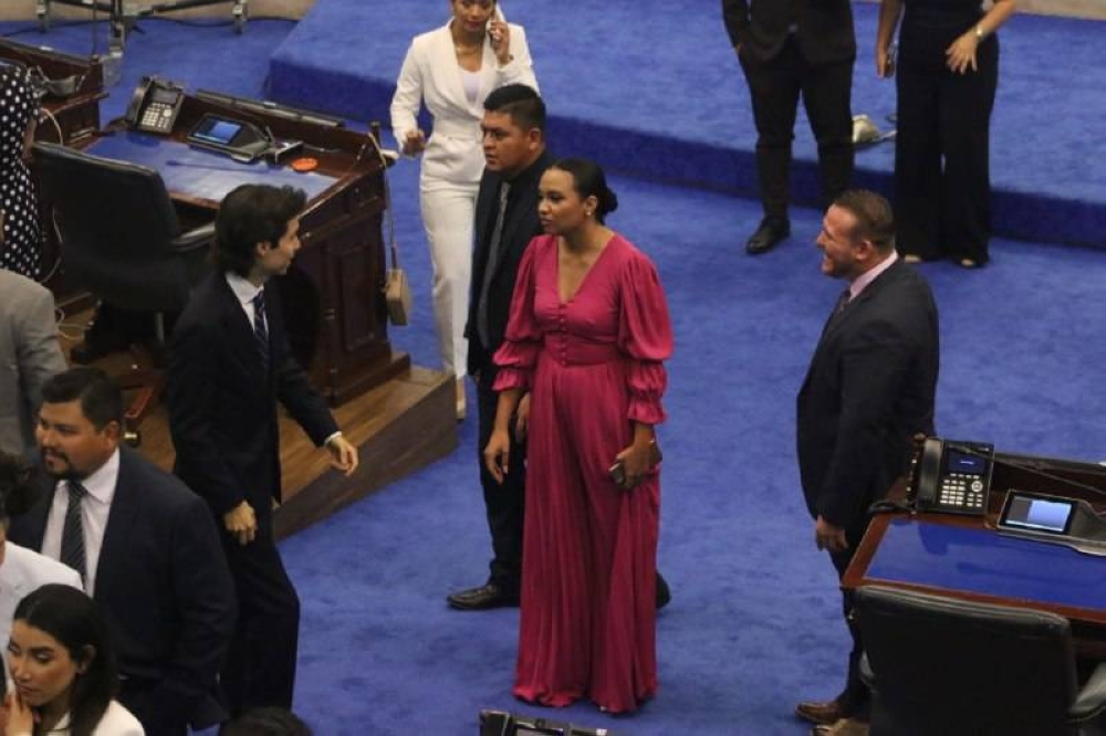 La diputada Diana Fuentes fue una de las más sobresalientes con este enterizo de botones forrados, corte plisado y mangas histriónicas que acentuó con el cabello recogido en moño. Sin embargo, el conjunto no parece el más adecuado para una ocasión tan formal.