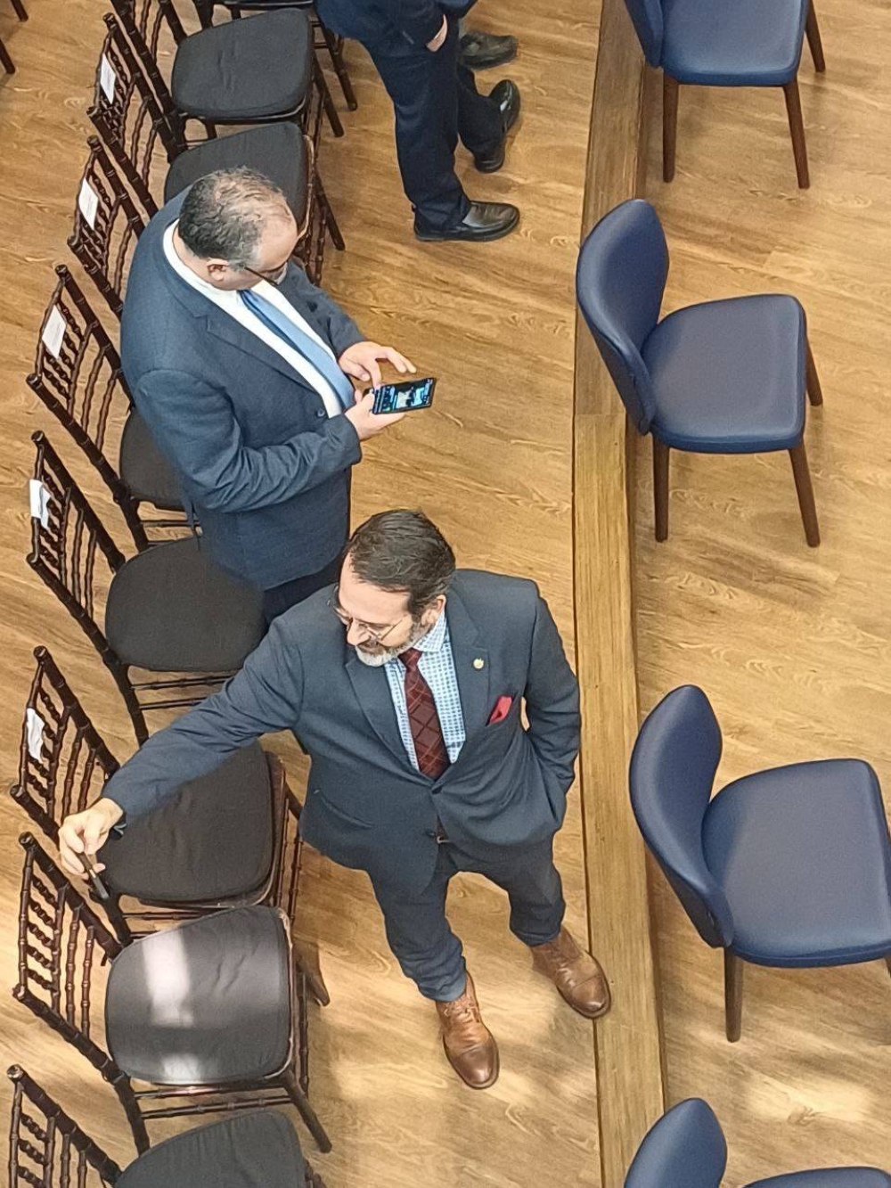 El exdiputado Carlos Hermann Bruch se hizo presente con un traje clásico gris que resultó muy actual y apropiado con accesorios modernos (corbata, pañuelo y calcetines a rallas). Aquellos que optaron por trajes oscuros en azul, azul marino o negro también acertaron, estima Hurtado.