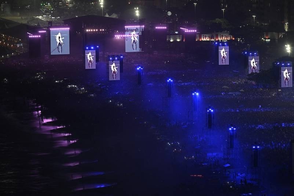 Una vista aérea del concierto gratuito de Madonna anoche en la playa de Copacabana en Rio de Janeiro, Brasil./AFP 
