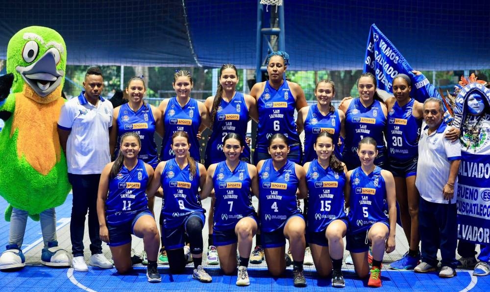 El equipo completo de San Salvador, el campeón del baloncesto femenino. / Indes
