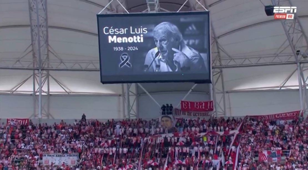 Homenaje a Menotti en el entretiempo de la final del fútbol argentino entre Vélez y Estudiantes. 
