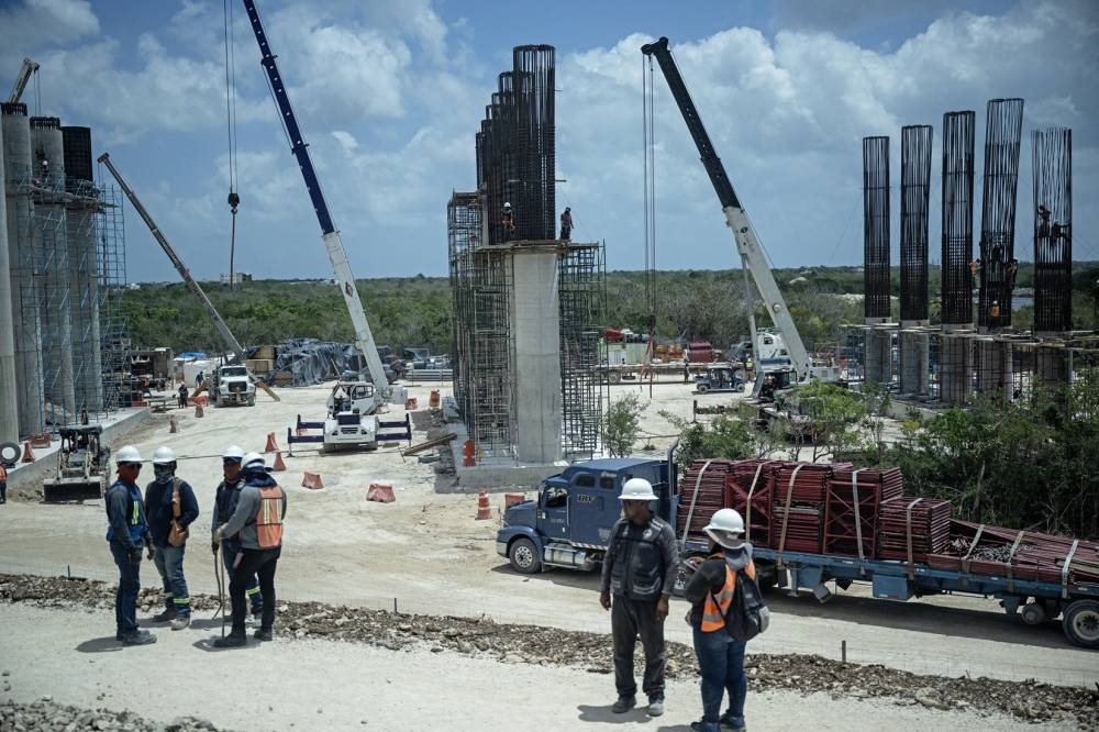 Las obras de construcción del Tren Maya cerca de la estación de Cancún en México, el 18 de abril de 2024. /AFP