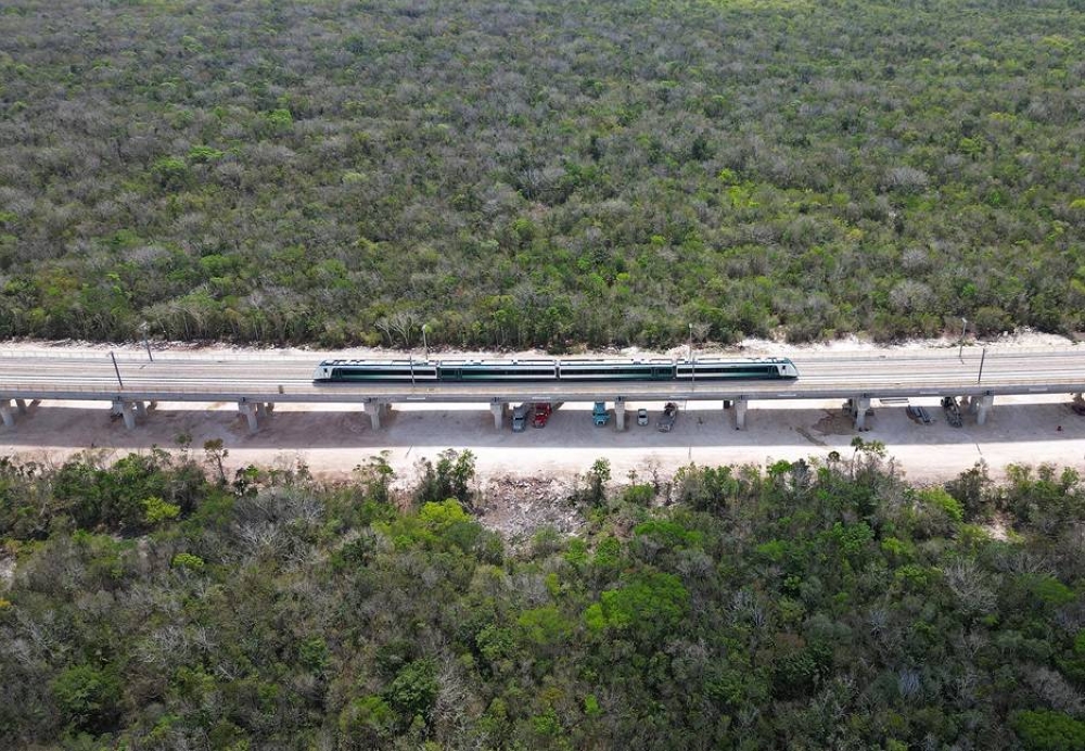 Vista aérea del Tren Maya saliendo de la estación de Puerto Morelos en México, el 23 de abril de 2024. AFP