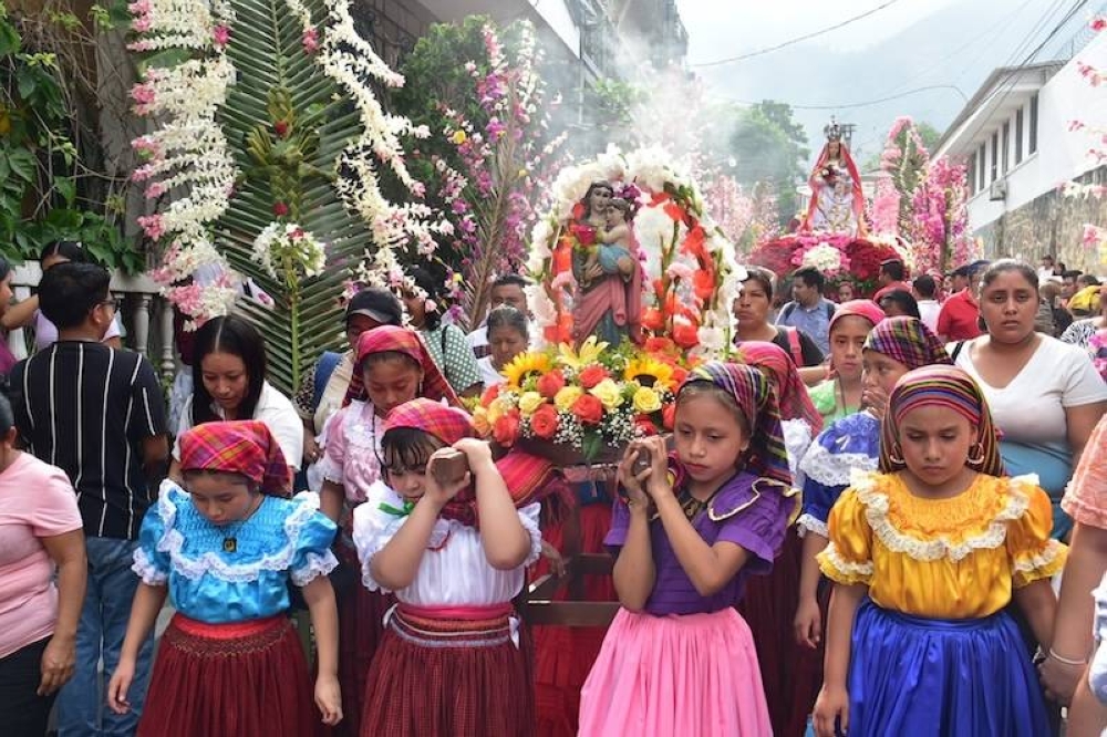 Niños y niñas también fueron parte de esta tradición, cargando la imagen de la Virgen María en las principales calles de Panchimalco. La devoción a esta tradición se mantiene./Juan Martínez. 
