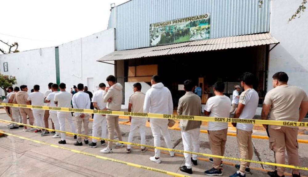 La población carcelaria del centro de detención de Puente Grande, Jalisco, hace fila para emitir el sufragio. / AFP