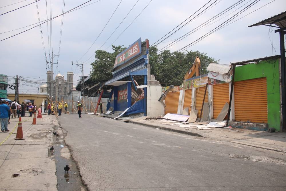 Los trabajadores del MOP hicieron la demolición de los locales que hasta la semana anterior albergaban negocios formales en el centro. / Lisbeth Ayala 