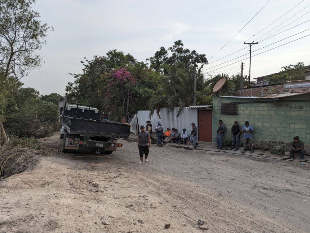 El grupo de hombres no quiso identificarse ni tampoco revelar quien los envió. / Juan Martínez. 