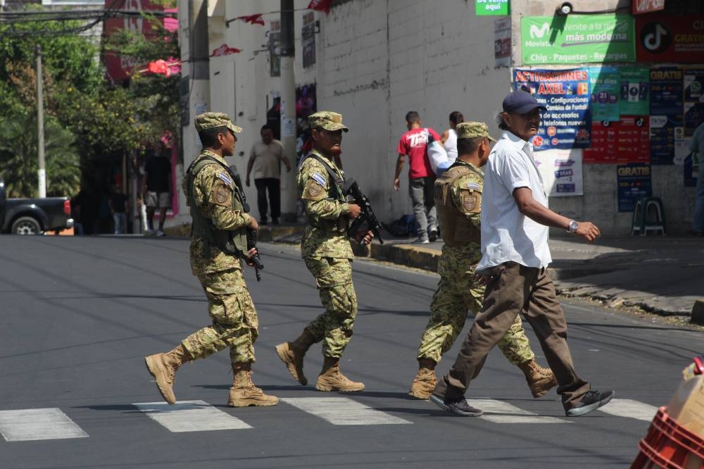 Militares en el Centro Histórico de San Salvador. El régimen de excepción puede prorrogarse únicamente por 30 días según la Constitución de la República. / DEM.