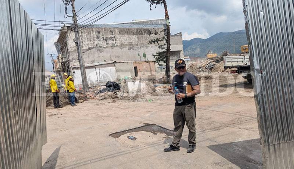 La araucaria fue sembrada en el terreno donde ayer fueron demolidos negocios. / Juan Martínez. 