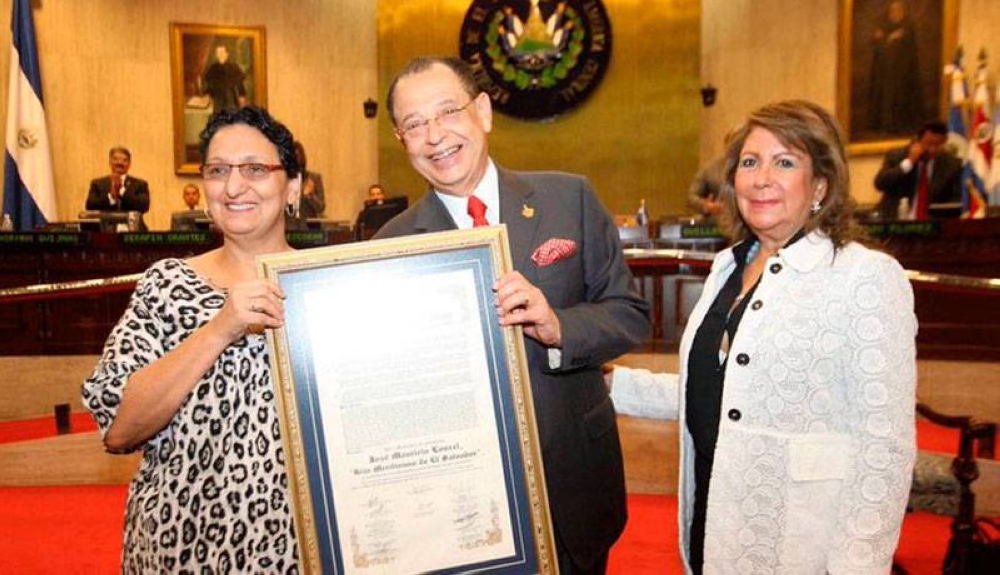 La Asamblea Legislativa hizo entrega del reconocimiento como hijo meritísimo de El Salvador en 2016.