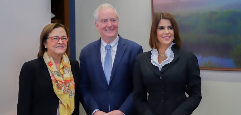 La canciller se reunió con el senador demócrata Chris Van Hollen y la embajadora Milena Mayorga. / @cancilleriasv.