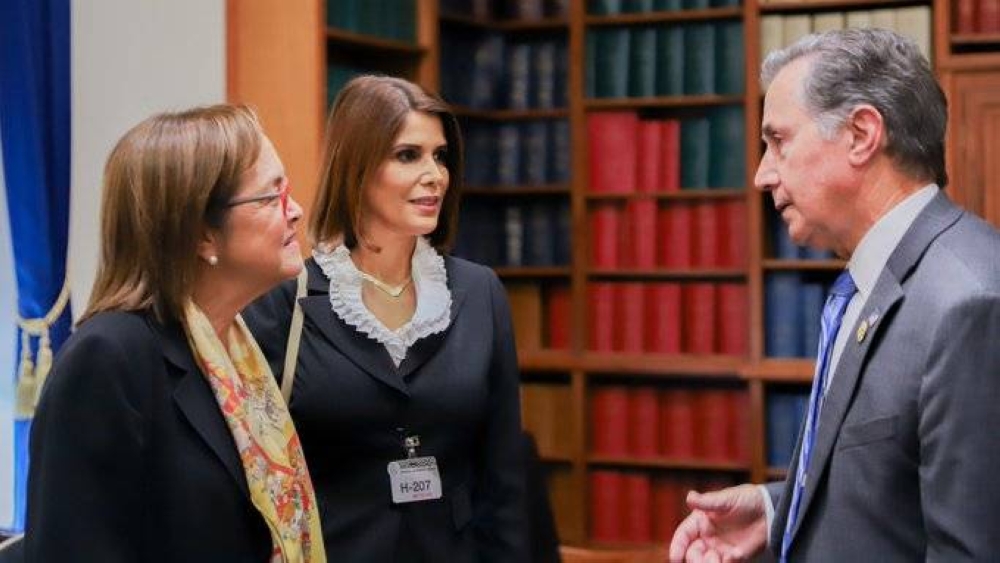 La canciller Hill y la embajadora Mayorga con el senador republicano Gary Palmer. / @cancilleriasv.