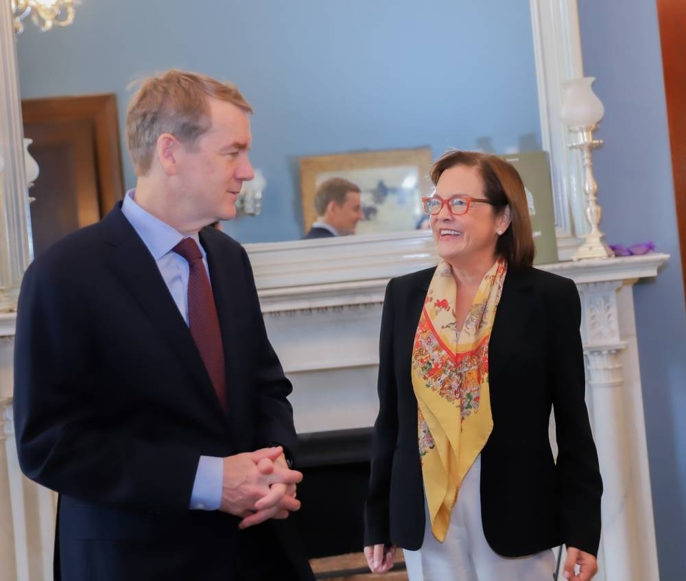 El senador demócrata Michael Bennet junto a la canciller Hill. / @cancilleriasv.