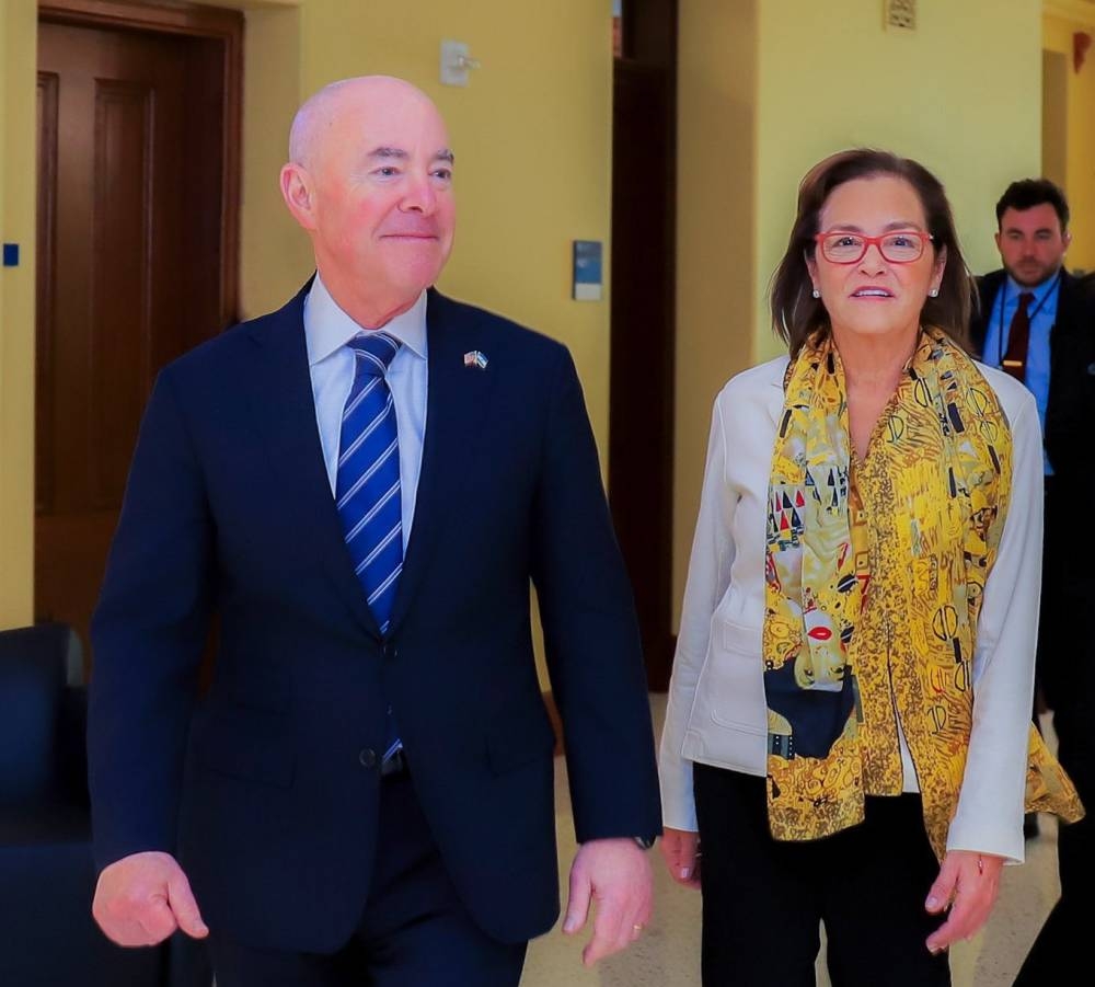 La canciller junto al secretario de Seguridad Nacional de EE.UU., Alejandro Mayorkas. / @cancilleriasv.