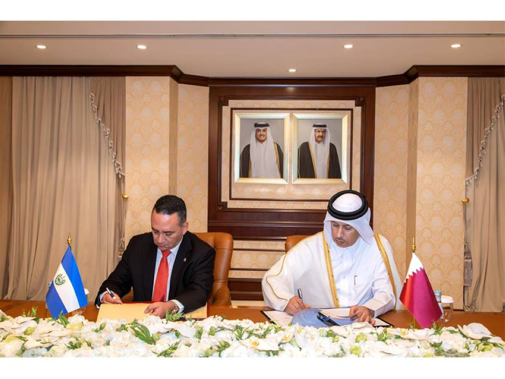 El fiscal general de Qatar, Issa bin Saad Al Jafali Al Nuaimi, y el fiscal de El Salvador, Rodolfo Delgado, firman un memorando de entendimiento para intercambiar experiencias e implementar programas conjuntos. / QNA.