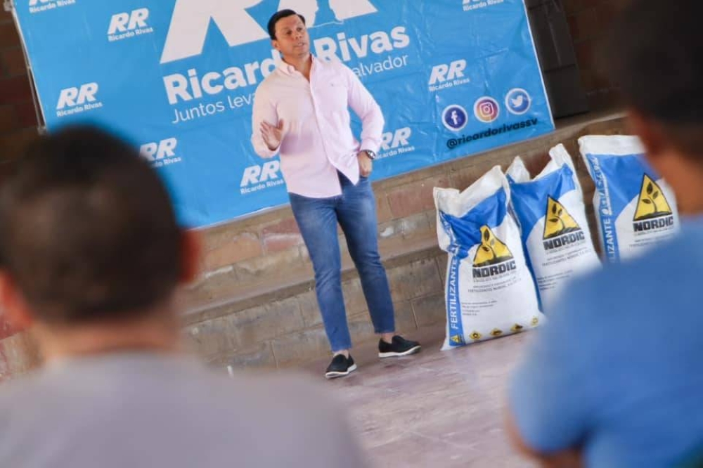 El diputado Ricardo Rivas, en una entrega de fertilizante.