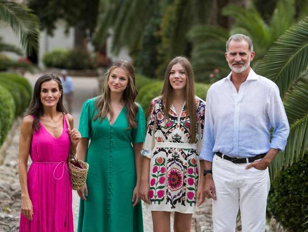 La reina Letizia junto a sus hijas, las princesas de Asturias Leonor y Sofía, y su esposo, el rey Felipe VI en los Jardines de Albabia, en Mallorca. en julio de 2023. Photo by JAIME REINA / AFP