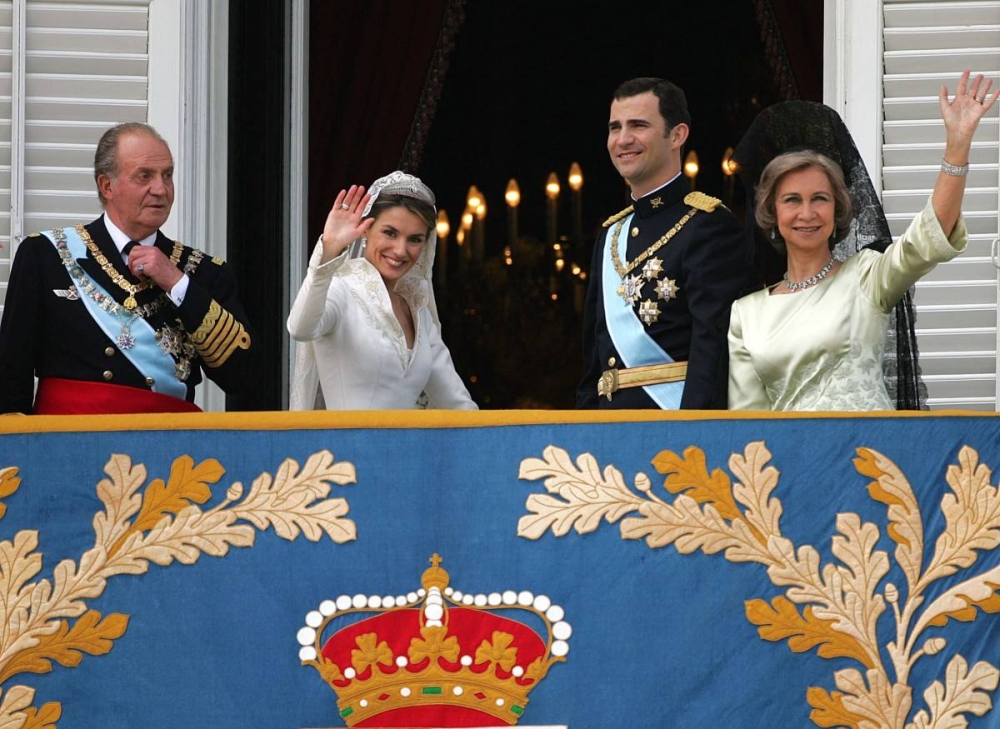 El rey Juan Carlos de España, Letizia y su esposo Felipe y su madre, la reina Sofía, desde el balcón. Photo by Pierre-Philippe MARCOU / AFP