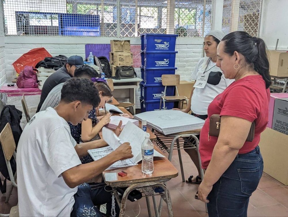 Elecciones en el Centro Escolar Cantón La Perla. / Archivo DEM, Juan Martínez.