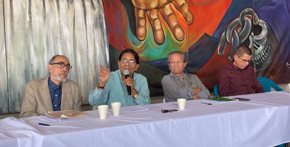 José Santos Melara (de verde) en una conferencia de prensa en la cual se calificó el nombramiento de la designada presidencial de fraude a la Constitución. / DEM.