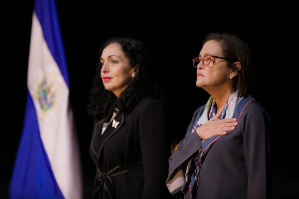 La presidenta de Kosovo, Vjosa Osmani, junto a la canciller Alexandra Hill Tinoco. / @PresidenciaSV.