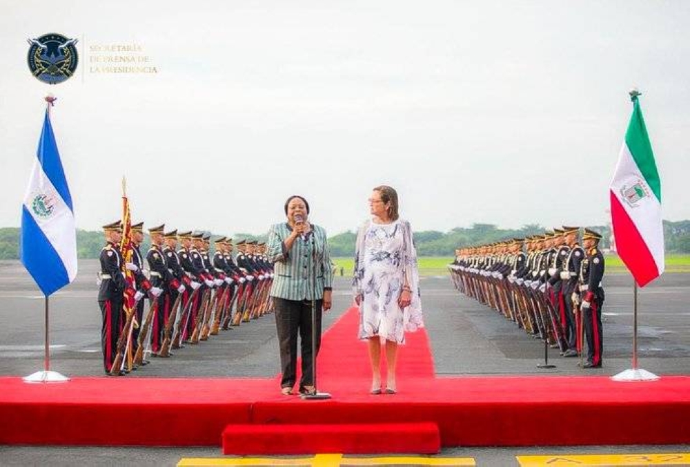 Junto a la primera ministra de la República de Guinea Ecuatorial, Manuela Roka Botey. / @PresidenciaSV.