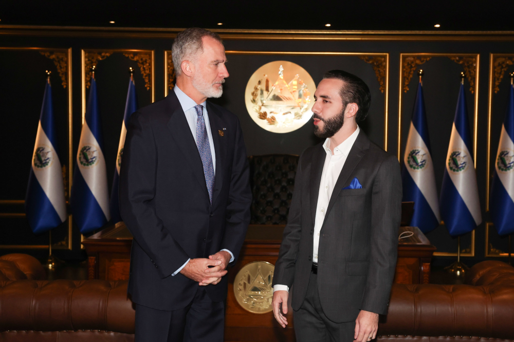 La Casa Real de España también compartió imágenes del encuentro del presidente Nayib Bukele junto al Rey Felipe VI de España.