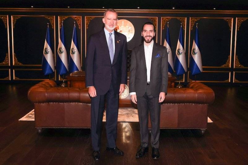 El Rey Felipe VI de España junto al presidente Nayib Bukele en la foto oficial. / @PresidenciaSV