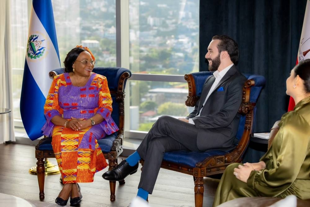 El presidente Nayib Bukele junto a la primera ministra de Guinea Ecuatorial, quien le respaldó en su segundo mandato. / Casa Presidencial.