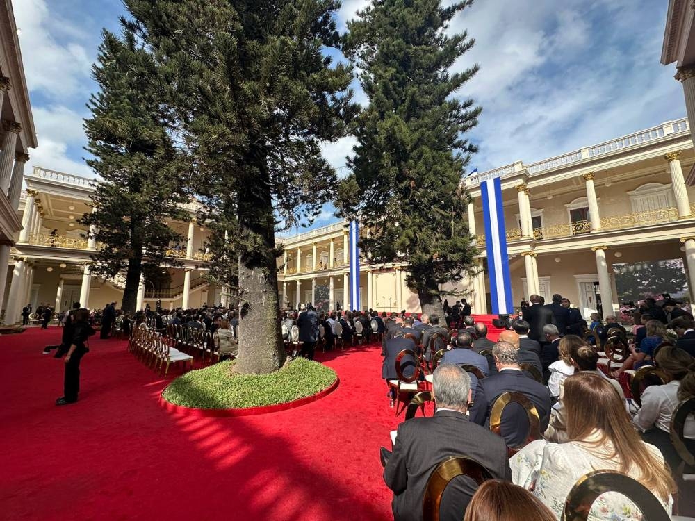 El centro del Palacio Nacional alfombrado para que los invitados presencien la toma de protesta constitucional. / Diario El Mundo.