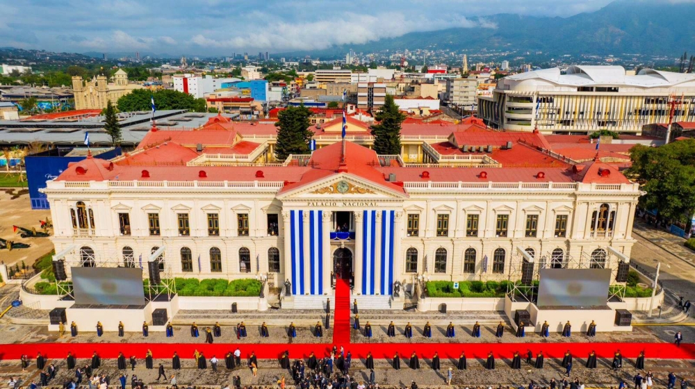 La fachada del Palacio Nacional remozado, con las banderas de El Salvador. / Casa Presidencial.