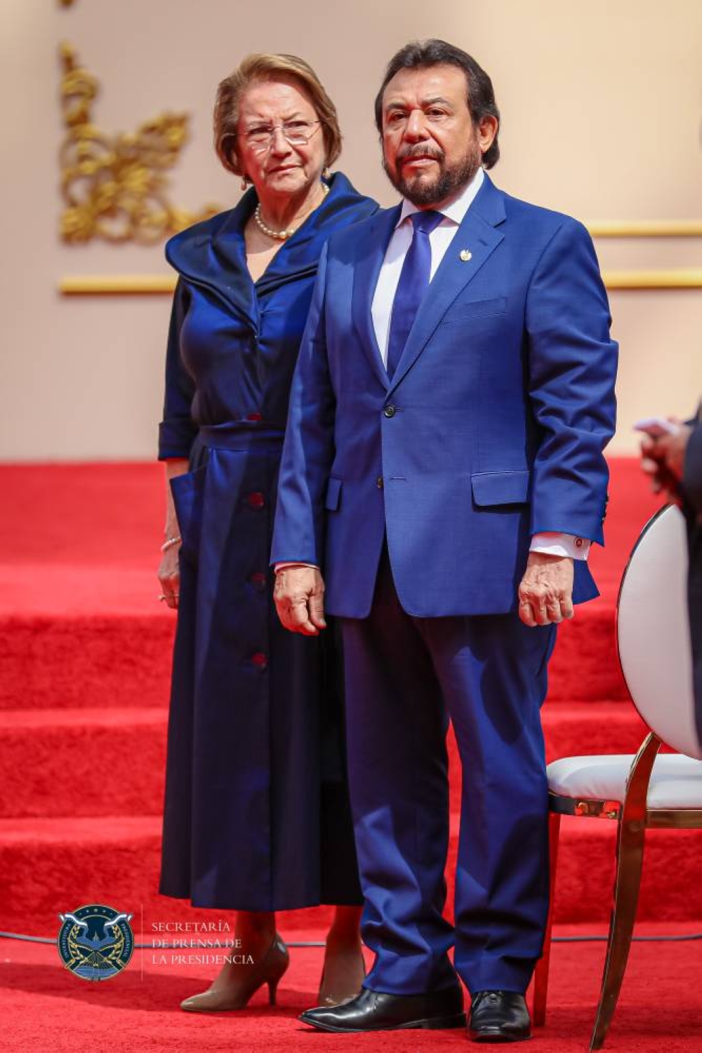 El vicepresidente de El Salvador Félix Ulloa hijo y su esposa, Lilian de Ulloa, compaginaron con atuendos monocromáticos en un azul muy distinguido.