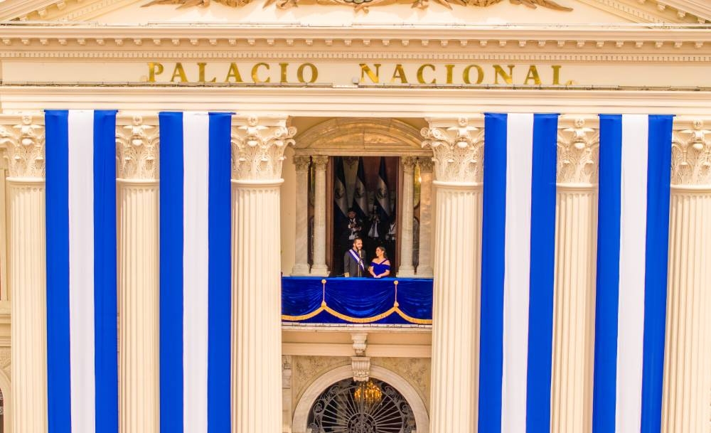 El presidente Nayib Bukele pronunció su discurso, después de ser juramentado, desde balcón del Palacio Nacional. / Casa Presidencial.