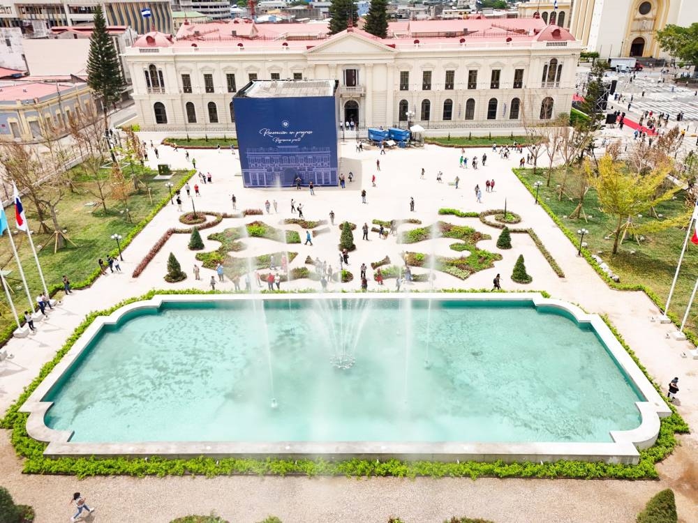 Una cuadra de edificios fue demolida para construir la plaza que cuenta con una fuente. / @ObrasPublicasSV