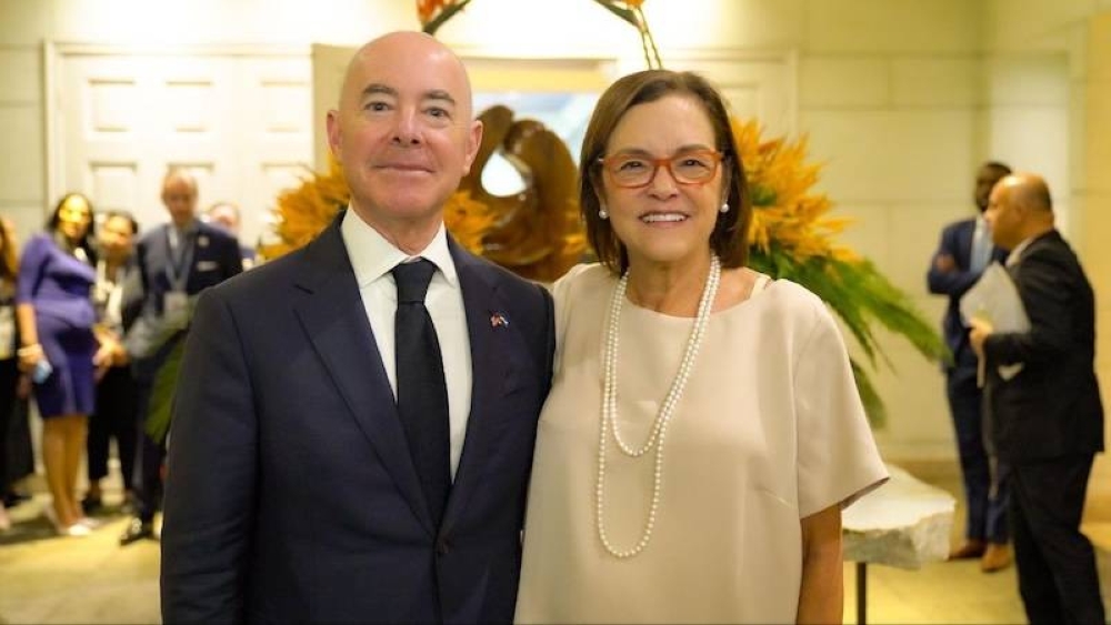 La canciller Alexandra Hill con el Secretario de Seguridad Nacional de EEUU, Alejandro Mayorkas.