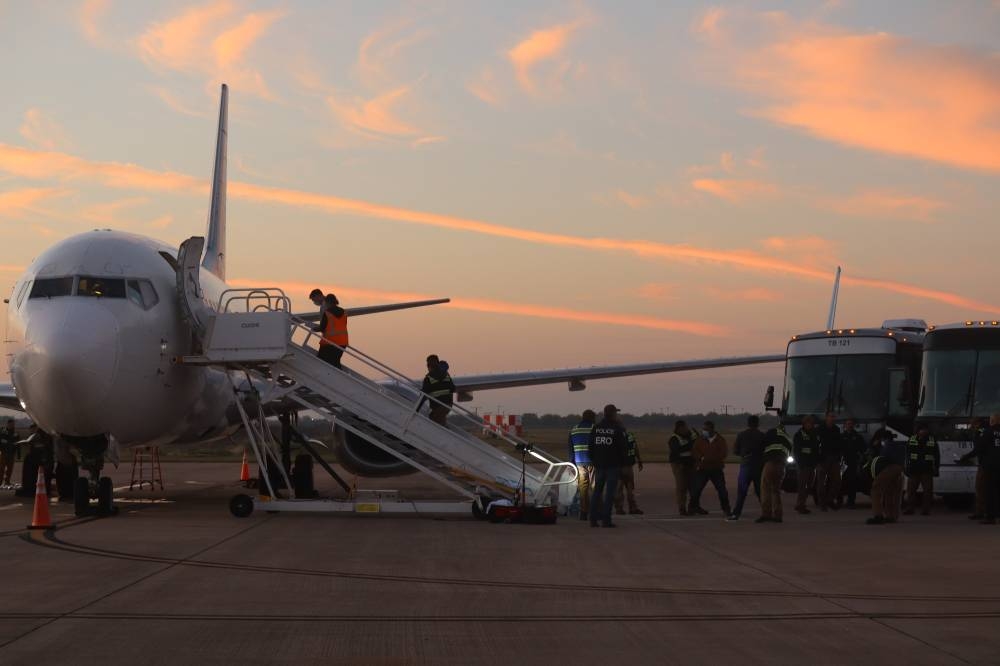 La Casa Blanca indicó que ha incrementado la cantidad de vuelos de deportación cada semana, devolviendo 750,000 por semana. En la foto, un vuelo de migrantes del aeropuerto de  Harlingen, Texas./ Iliana Cornejo