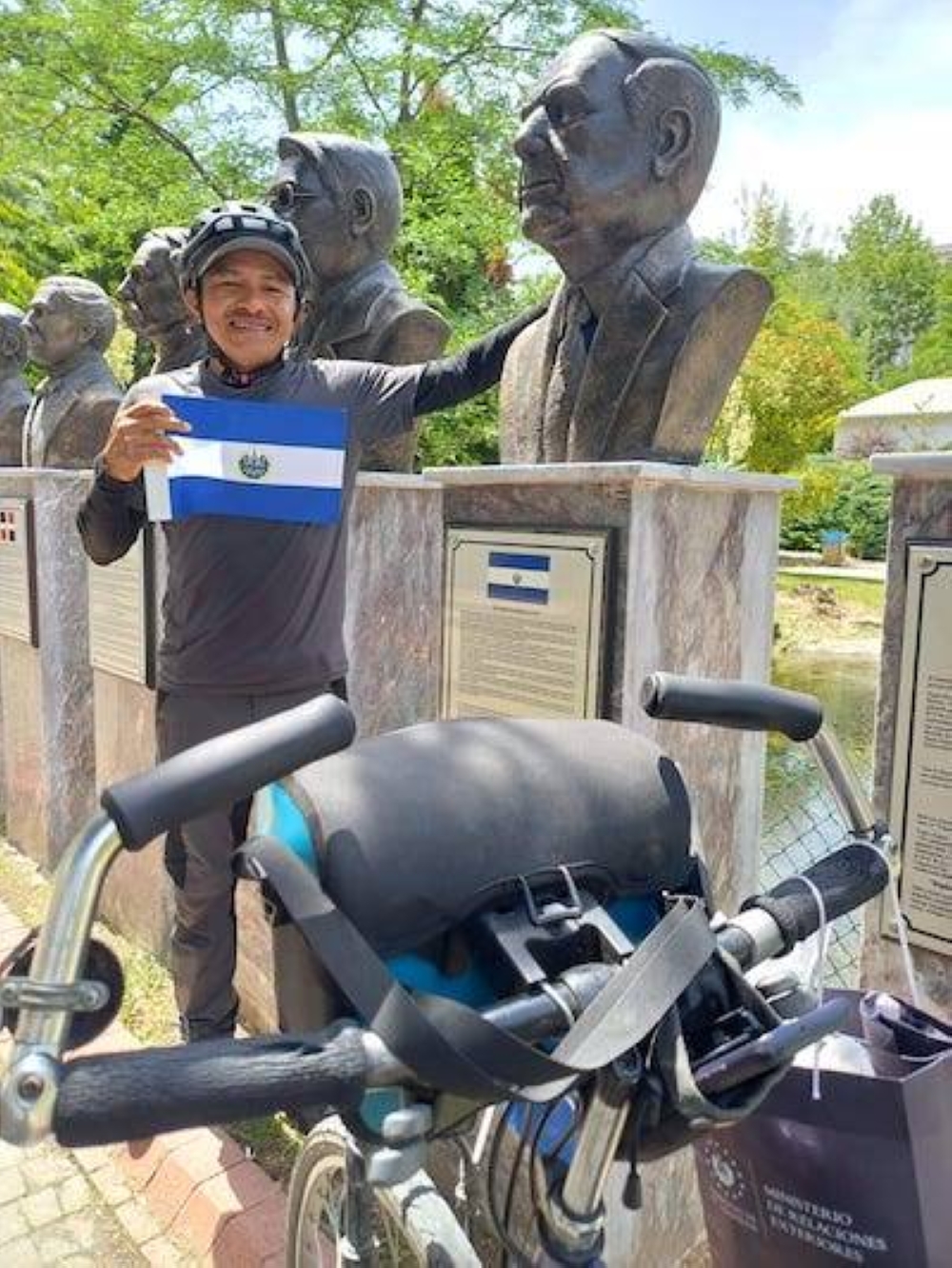 En la universidad de Ankara, Departamento de América Latina, en Turquía, junto a un busto de Armando Bukele.