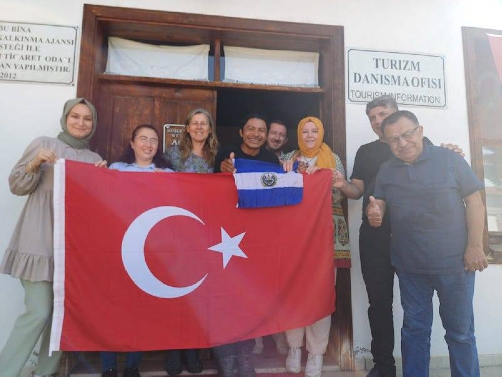 En la Embajada de El Salvador en Ankara, en donde lo recibió el embajador Héctor Jaime.