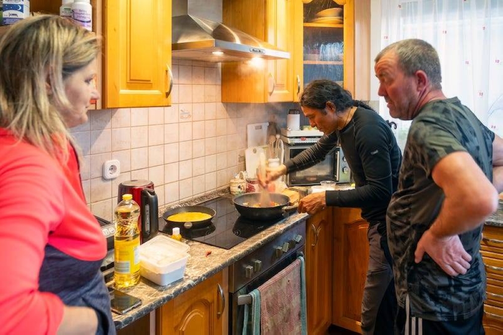 En su paso por Europa, en Hungría, una familia lo invitó a pasar en su casa y Chepe Ruiz cocina frijoles. 