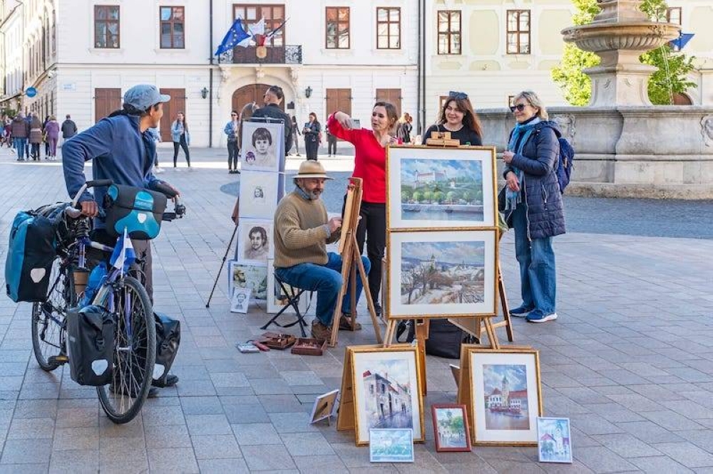 En Eslovaquia, Chepe Ruiz es fotografiado.