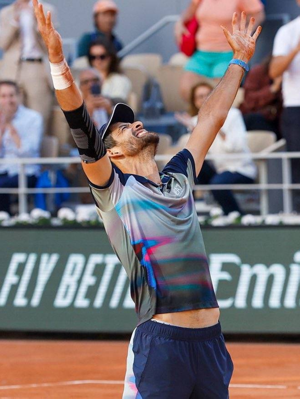 Mirada al cielo, brazos abiertos... Ortra vez campeón en París. 