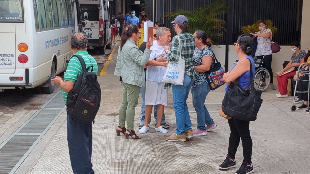 Atilio Montalvo pudo abrazar a sus hijos en la entrada del hospital MQ antes de hacerse una diálisis. Juan José Martínez