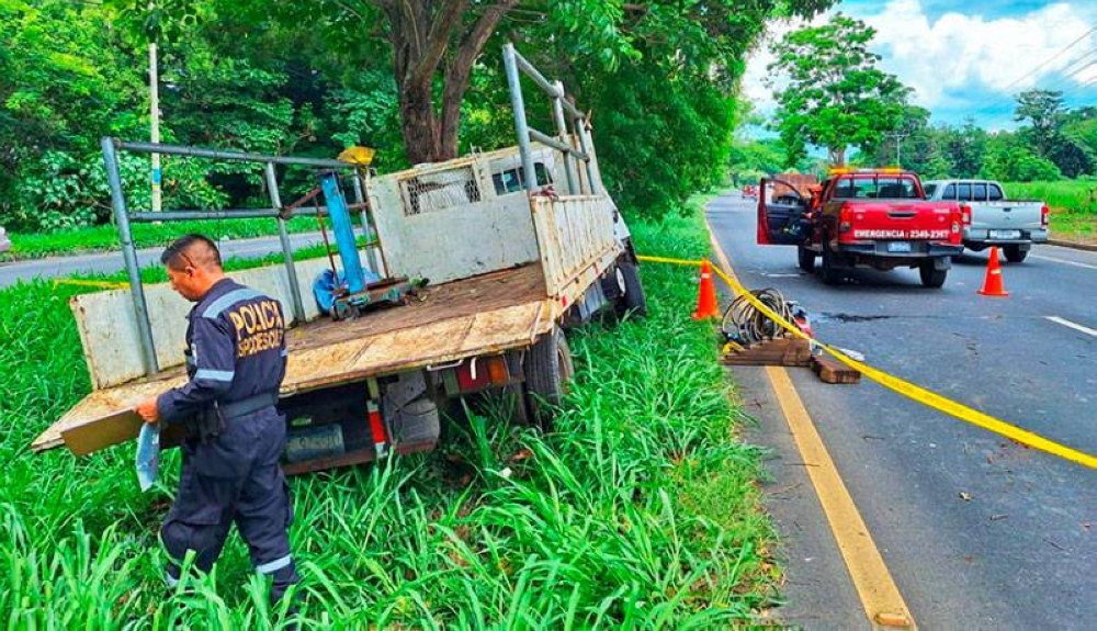 el conductor de un camión murió en ciudad Arce, tras chocar contra un árbol. / Cortesía PNC