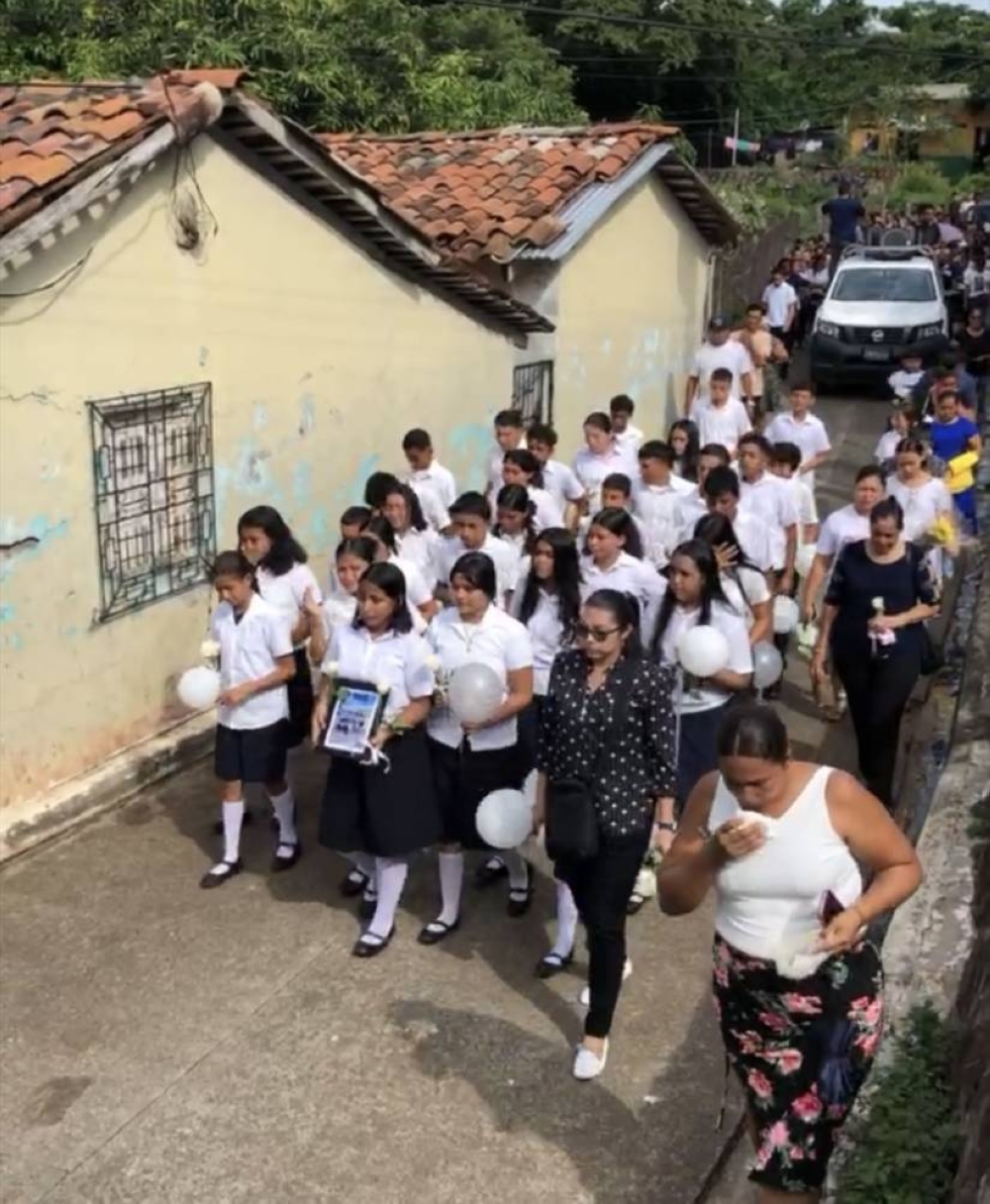 Compañeros de Josué Francisco al frente de la multitud, antes del entierro de Josué Francisco, en Meanguera del Golfo. / Imagen de video de A. Avilés.