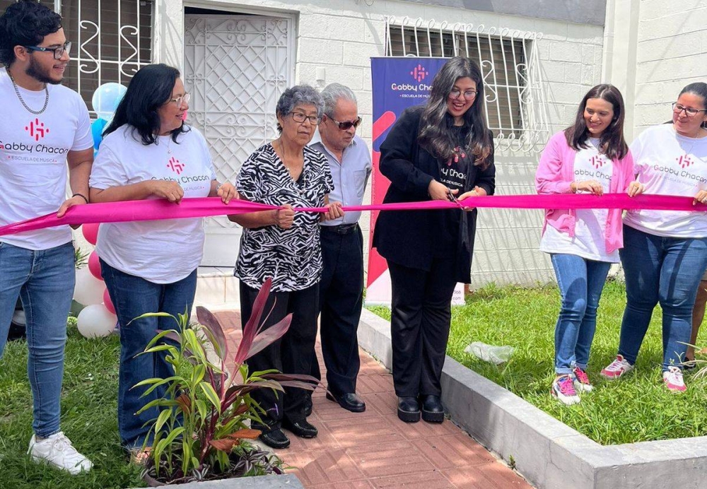 En la inauguración de su propia academia de música, este mes.