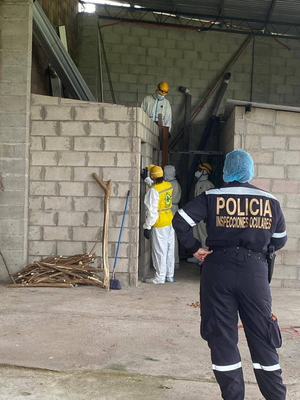 Otro cuerpo de un hombre no identificado fue encontrado, en estado de descomposición, en una hacienda, en Guazapa. / Comandos.