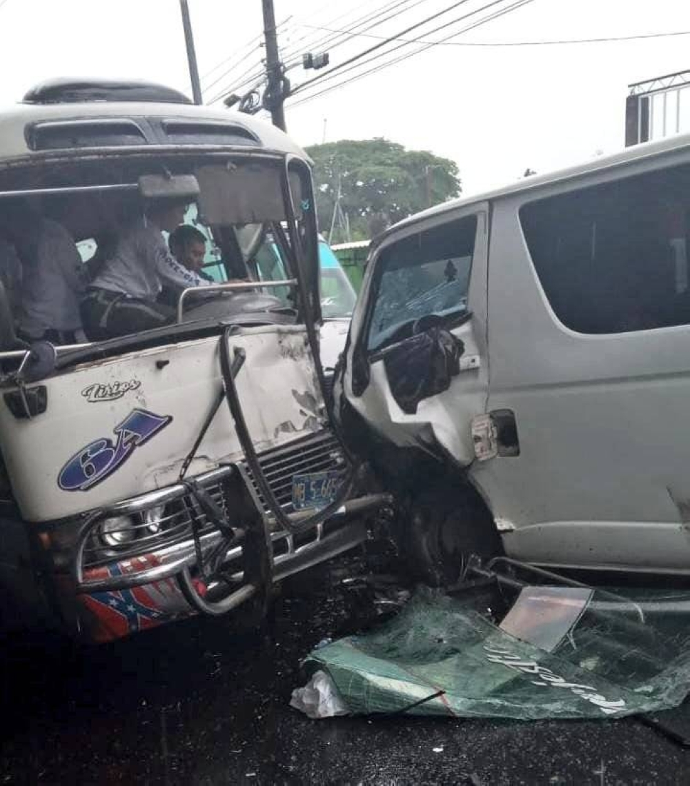 El conductor de la ruta 6 A quedó atrapado en el automotor. / @PNCSV